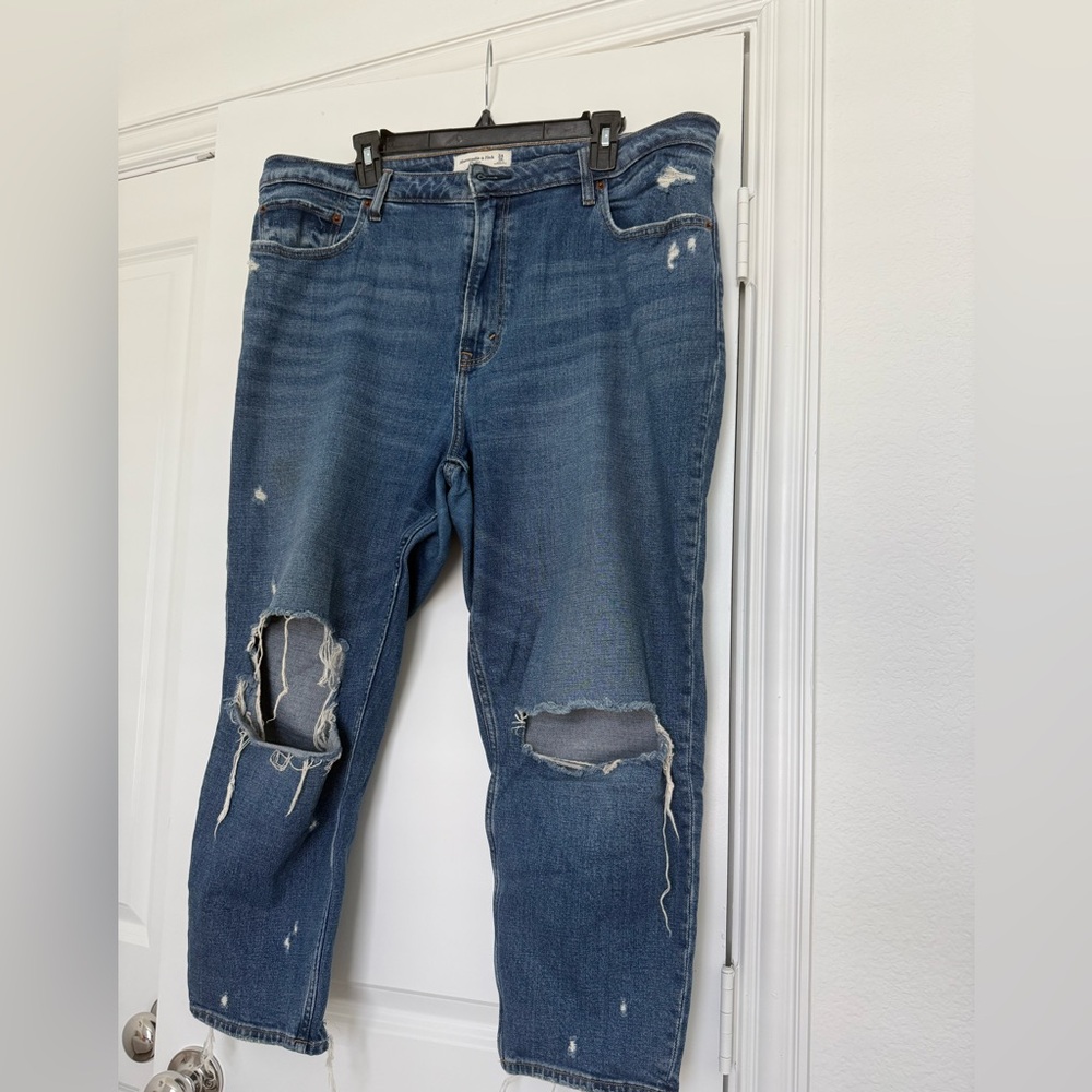 Abercrombie & Fitch Curve Love High Rise Mom Jean - distressed